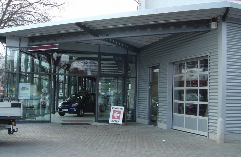 Blick auf Eingang, Neubau Toyota Autohaus am Juliusturm, Berlin, Leichtbauhalle von INT-BAU