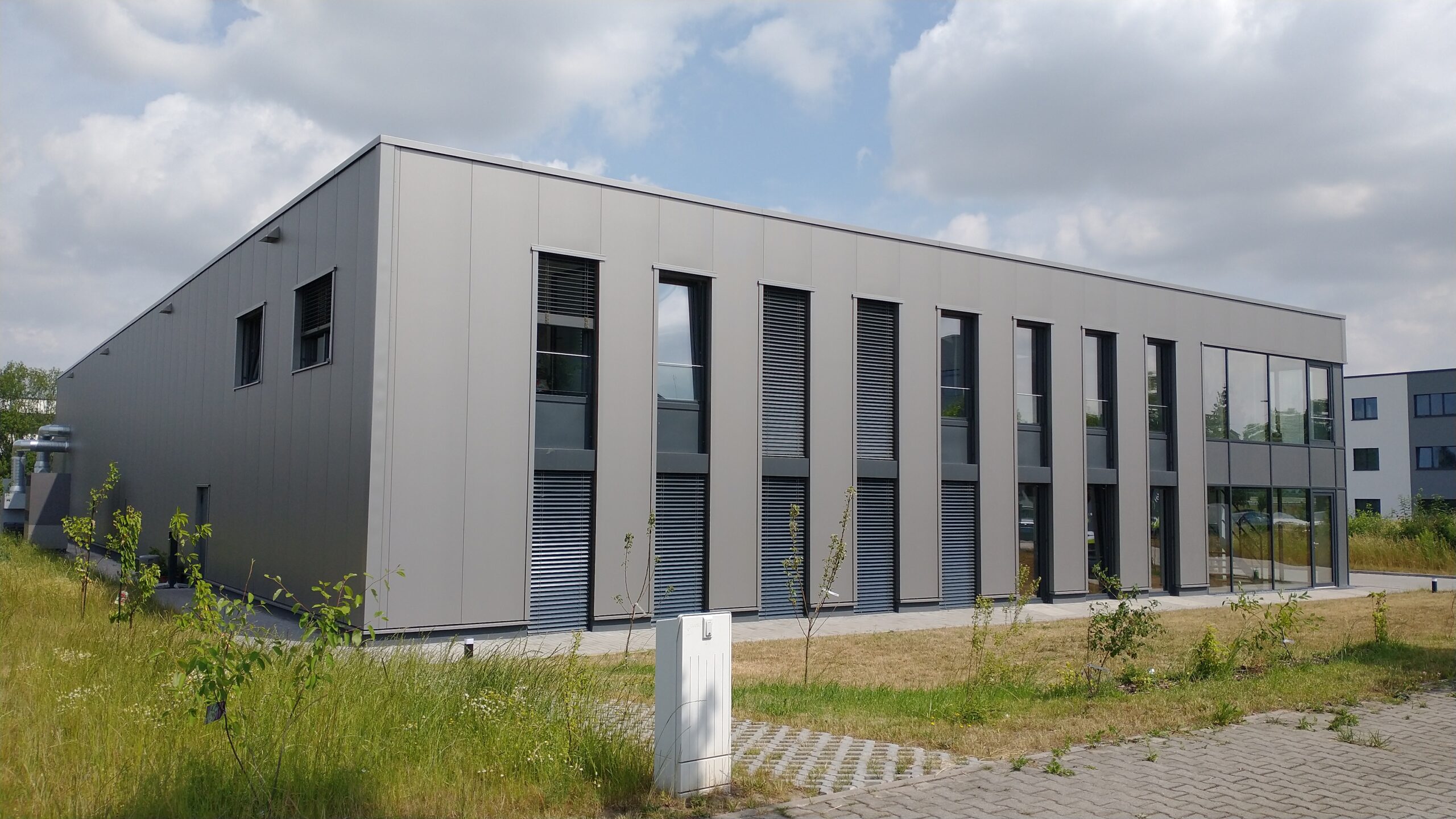 Graue Lagerhalle, Produktionshalle mit Büroeinbau in Leipzig mit bodentiefen Fenstern