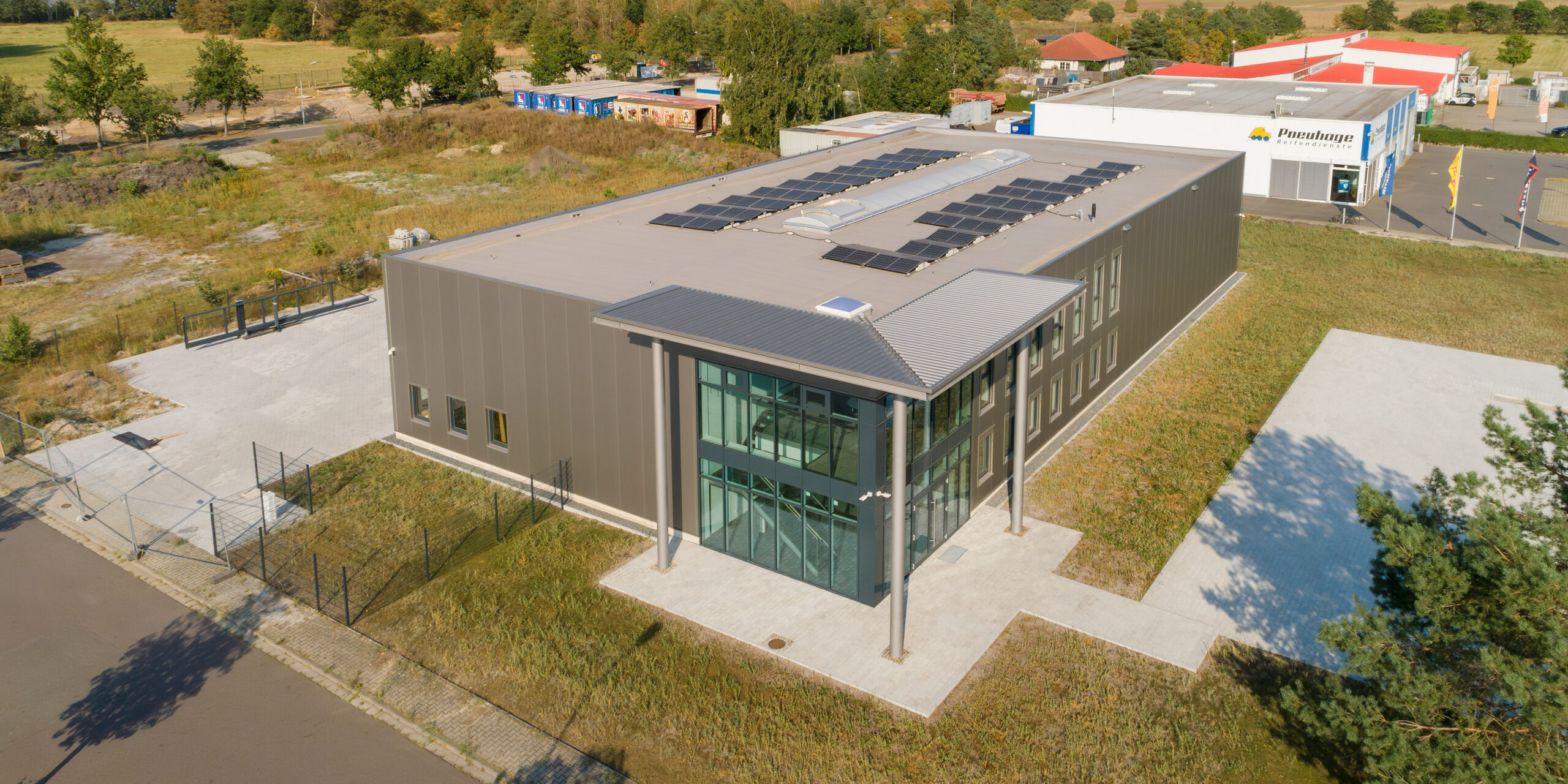 Leichtbauhalle, graue Lagerhalle, einschiffig mit Satteldach und Vordach