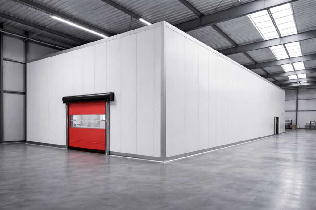 Bau einer Kühlhalle in Bestandshalle